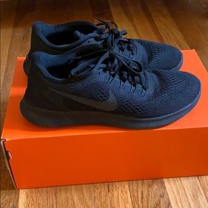 Black Nike sneakers size 8, excellent condition